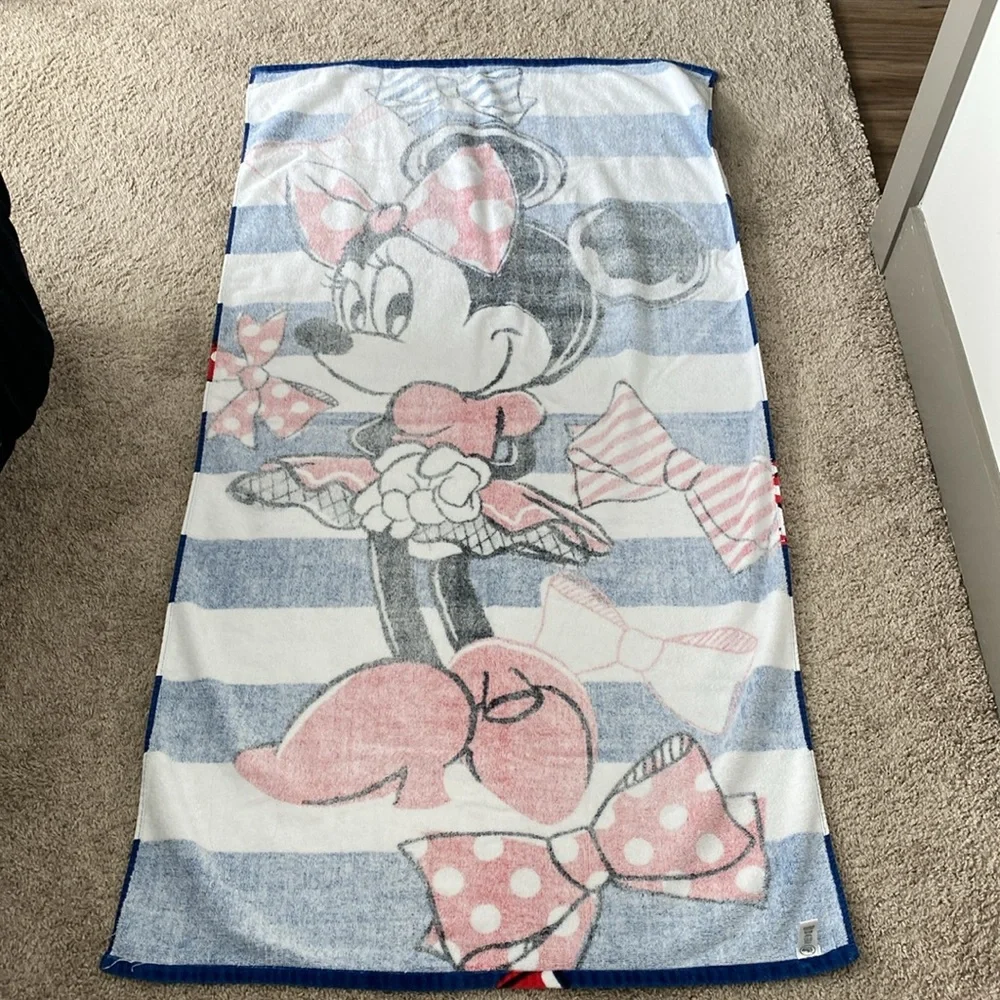 Disney Minnie Mouse beach towel